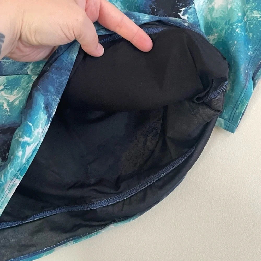 Torrid swim top 1x ocean water print rashguard crop, built-in bra. - Picture 6 of 6